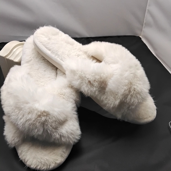 Source unknown- Plush, fuzzy ivory ,slipper - Picture 2 of 3